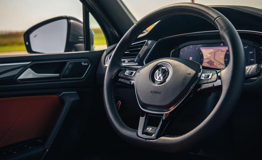 Панель приборов Volkswagen Tiguan R-Line 2017 года  (NA) (фото 43 из 43)
